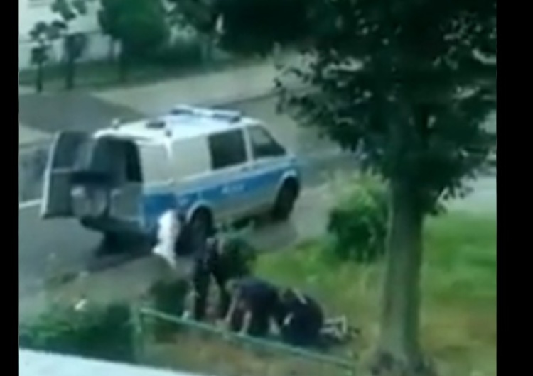 Lubińscy policjanci zostali wezwani na miejsce, gdzie agresywny i pobudzony mocno mężczyzna miał rzucać kamieniami w okna zabudowań – podaje policja. Policjanci obezwładnili mężczyznę, zatrzymany zmarł. Przerażające nagranie