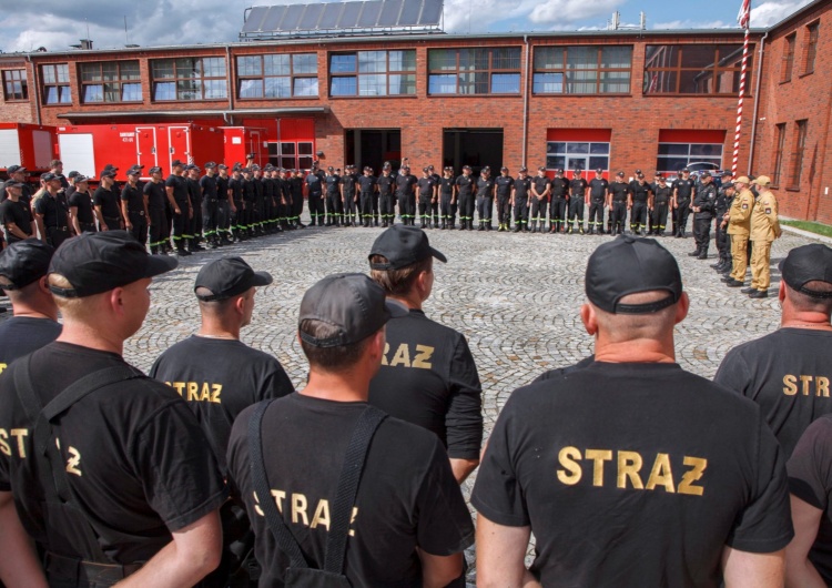 Grupa strażaków wyjeżdżających do Grecji żeby pomóc w gaszeniu pożarów. Polscy strażacy jadą do Grecji. Pomogą walczyć z pożarami