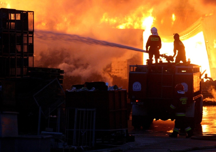 Straż pożarna, zdjęcie ilustracyjne Pożar na plebanii w Nowym Stawie. Tragiczny finał akcji strażaków