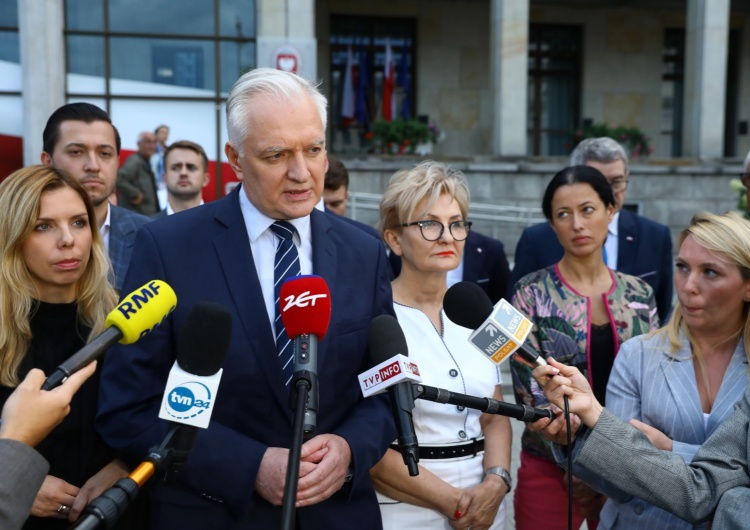 Lider Porozumienia Jarosław Gowin (2P) oraz politycy ugrupowania: Iwona Michałek (P), Anna Kornecka (3P), Magdalena Sroka (4P) podczas konferencji prasowej przed siedzibą Ministerstwa Rozwoju, Pracy i Technologii w Warszawie Przyszłość Porozumienia po dymisji Gowina? Dzisiaj spotka się zarząd ugrupowania