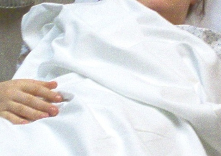 Pacjentka w szpitalu, zdjęcie ilustracyjne 13-latka urodziła martwe dziecko. Policja ustala kto był ojcem 