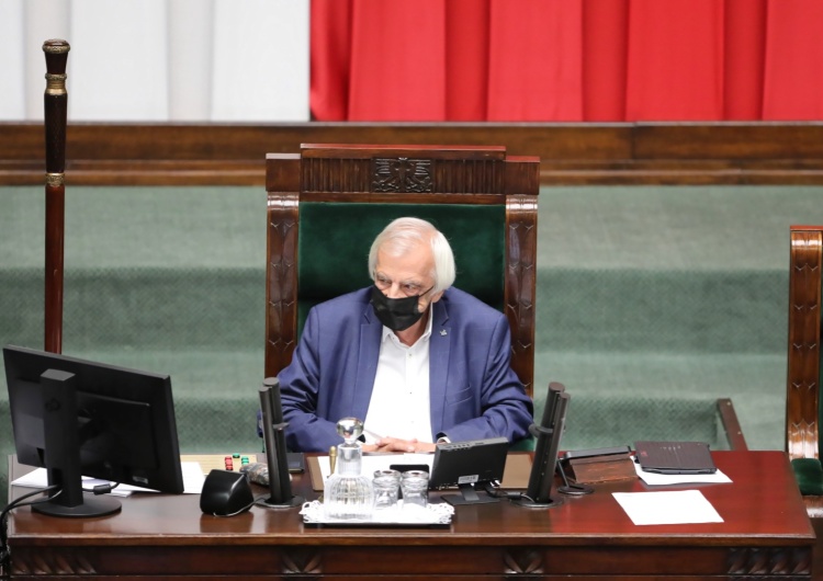 Wicemarszałek Sejmu Ryszard Terlecki na sali obrad Sejmu w Warszawie. Budka atakuje PiS. Złośliwa odpowiedź Terleckiego