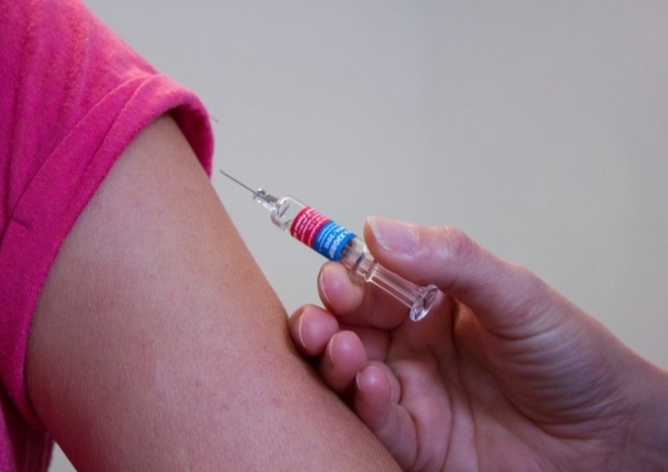 Szczepienie przeciwko koronawirusowi, zdjęcie ilustracyjne / pixabay.com/kfuhlert MZ: Jest możliwość szczepienia nastolatków przeciwko COVID-19 nowym preparatem