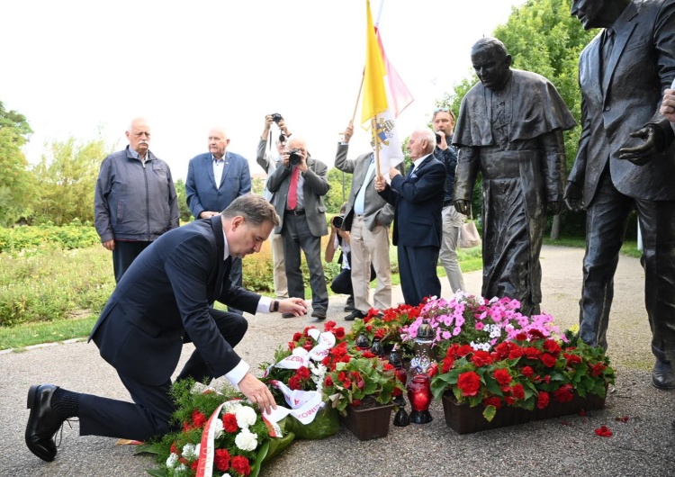  [nasza fotorelacja] Gdańsk: Pierwsze uroczystości związane z obchodami strajków z Sierpnia 1980 r. i z 1988 r. Składanie kwiatów i Msza w św. Brygidzie