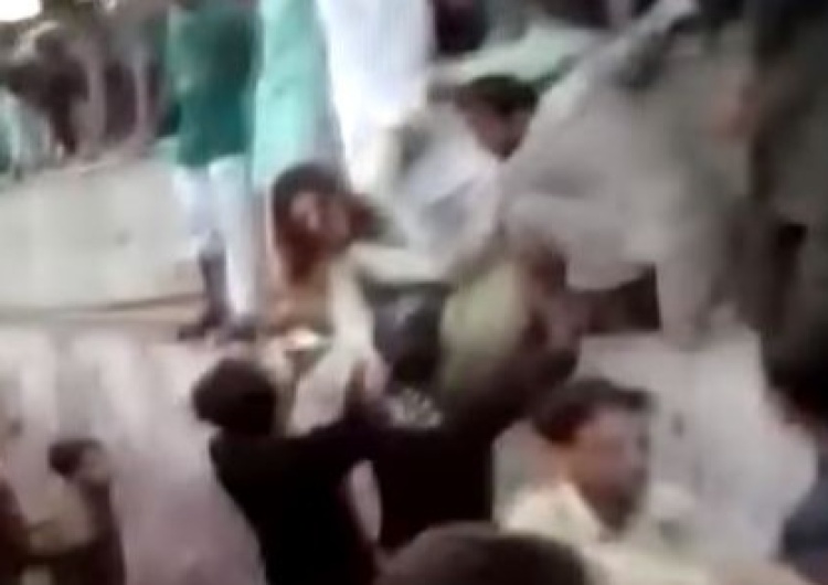 Wstrząsające. Pakistan: 400 mężczyzn w biały dzień rozbiera i napastuje celebrytkę podczas sesji w parku.