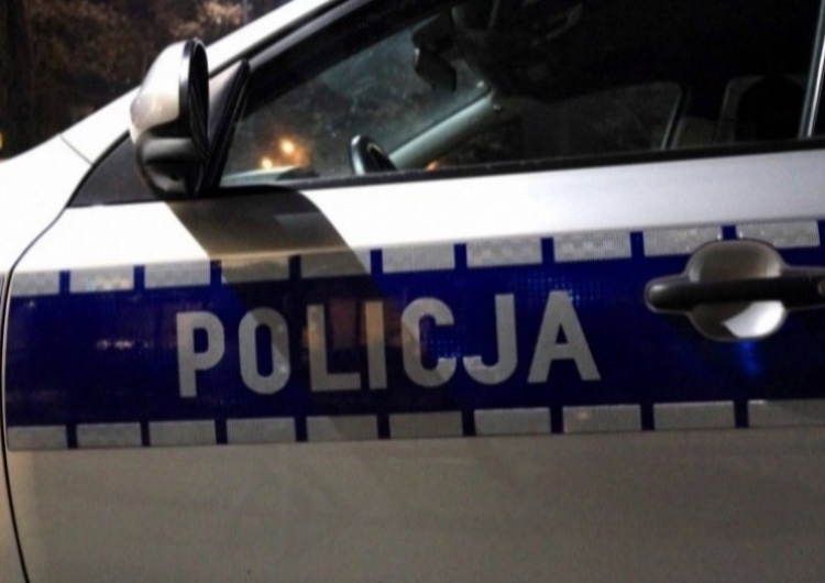 Policja, zdjęcie ilustracyjne Szokujące sceny w Chełmnie. Mężczyzna rozbił szybę w samochodzie głową dziecka