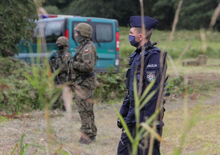 Policja i wojsko w pobliżu miejscowości Usnarz Górny (pow. sokólski). Brudziński nie oszczędza opozycji: Brednie