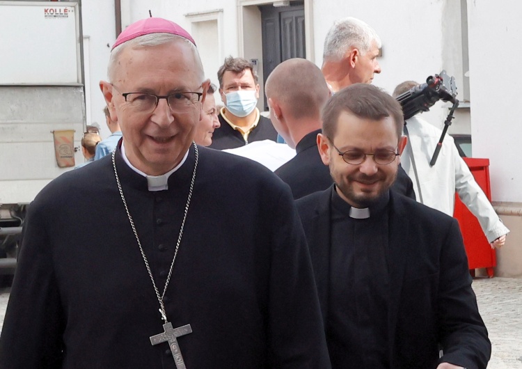 abp Stanisław Gądecki Episkopat: Winniśmy okazać gościnność, z zachowaniem prawa, gwarantującego bezpieczeństwo