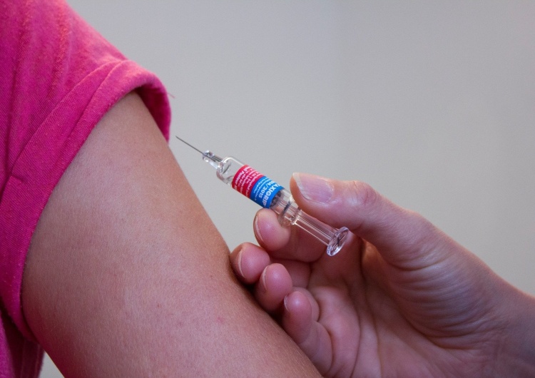 Szczepienie przeciwko koronawirusowi, zdjęcie ilustracyjne Trzecia dawka szczepionki przeciw COVID-19? Jest decyzja ministra zdrowia