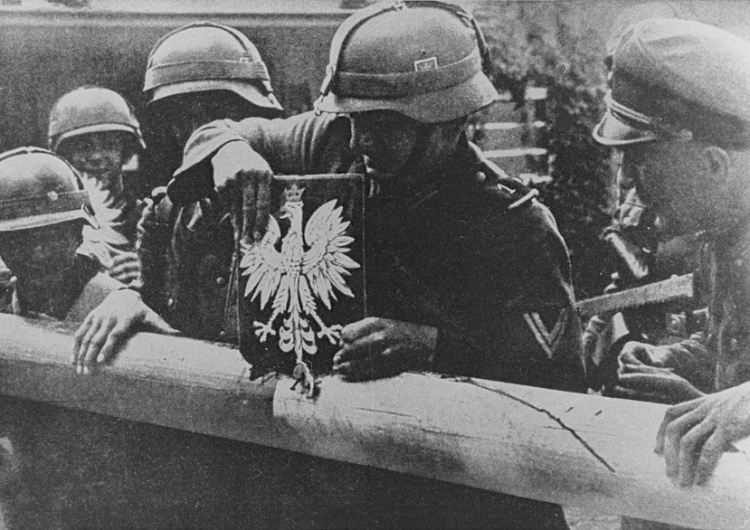 niszczenie polskiego godła na szlabanie granicznym przez Wehrmacht 1939 Prof. Szeremietiew: 1939 r. Dywersanci atakowali polskie granice zanim ruszyły niemieckie dywizje