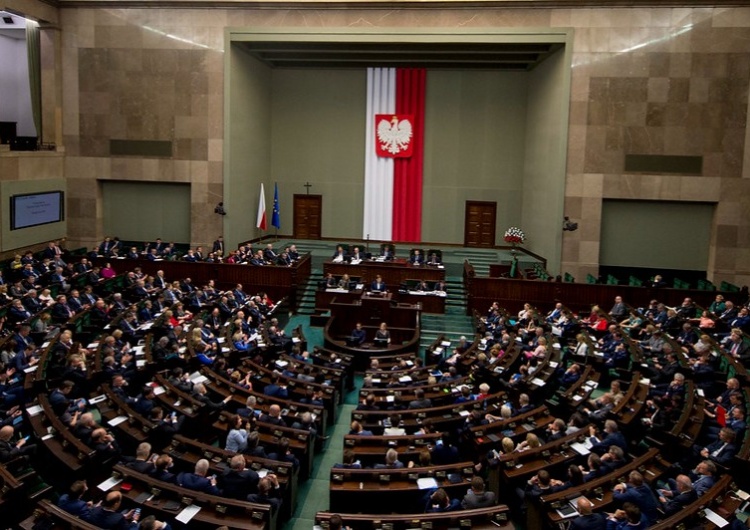 Sondaż: Zjednoczona Prawica zbliża się do 40%. Partia Hołowni z dużym spadkiem