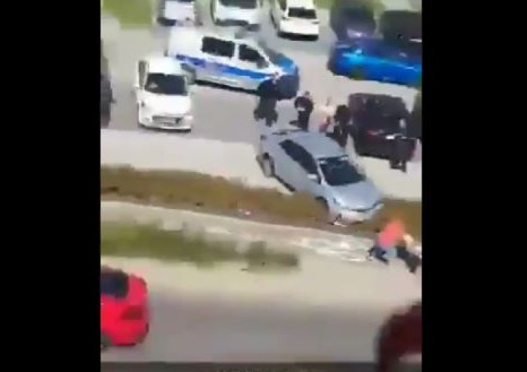  [video] Dramatyczna scena we Wrocławiu. Podejrzany uciekający przed policją prawie potrącił mężczyznę z dzieckiem