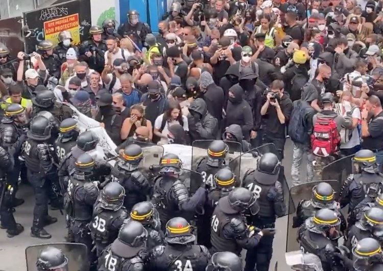  [video] Starcia z policją w Paryżu podczas demonstracji przeciwko paszportowi sanitarnemu