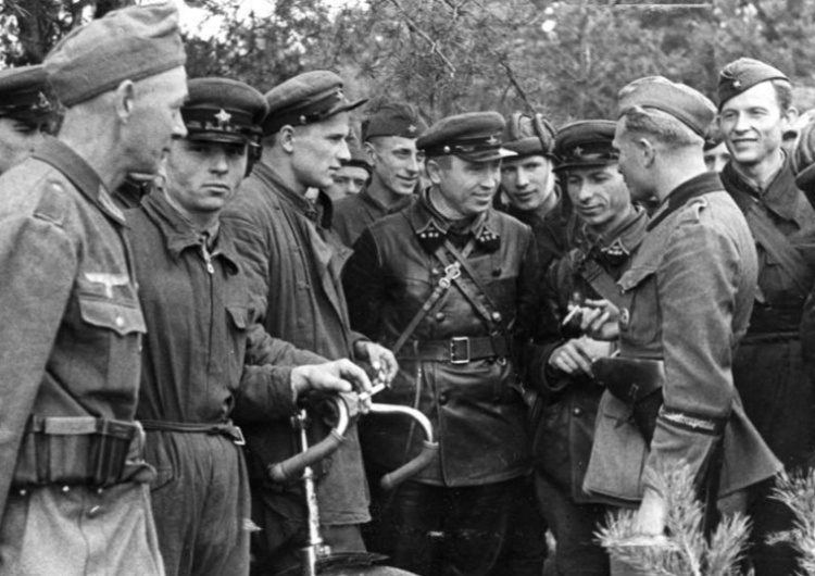 Spotkanie żołnierzy Wehrmachtu i Armii Czerwonej 20 września 1939 roku, na wschód od Brześcia Oficjalny profil Ukrainy na Twitterze opublikował