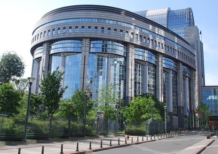 Parlament Europejski Szybciej głodzić Polskę! Do 2 listopada decyzja czy pozwać KE za