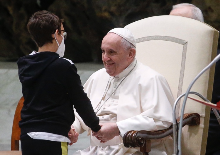 Papież Franciszek, audiencja generalna [video] Chłopiec podszedł do Franciszka. To, co stało się potem, wzruszyło wielu