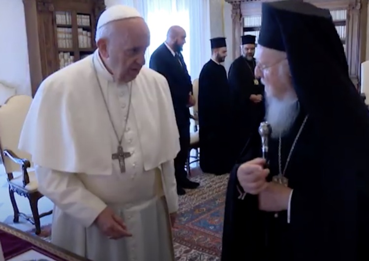 Od lewej: papież Franciszek, partriacha Bartłomiej Franciszek do Bartłomieja I: 