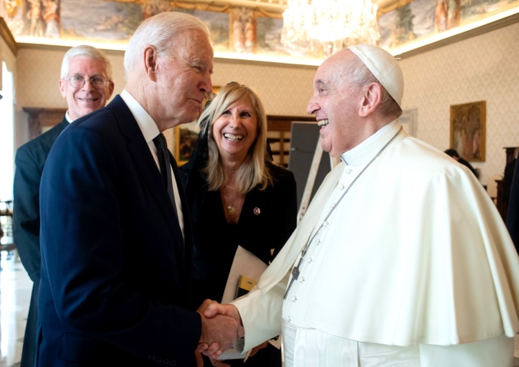  Biden powinien przyjmować Komunię? Dziennikarze zapytali co powiedział mu papież Franciszek
