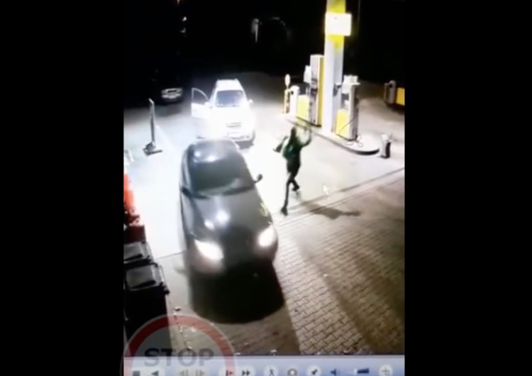  Szokujące sceny na stacji paliw w Żabnie. Mężczyzna zaatakował maczetą kierowcę BMW [WIDEO]