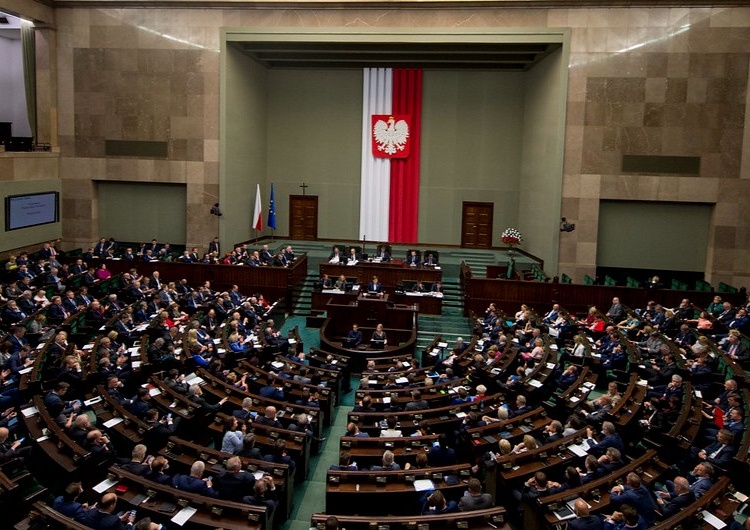 [SONDAŻ] Kary finansowe dla Polski ze strony UE. Polacy krytycznie o postawie opozycji