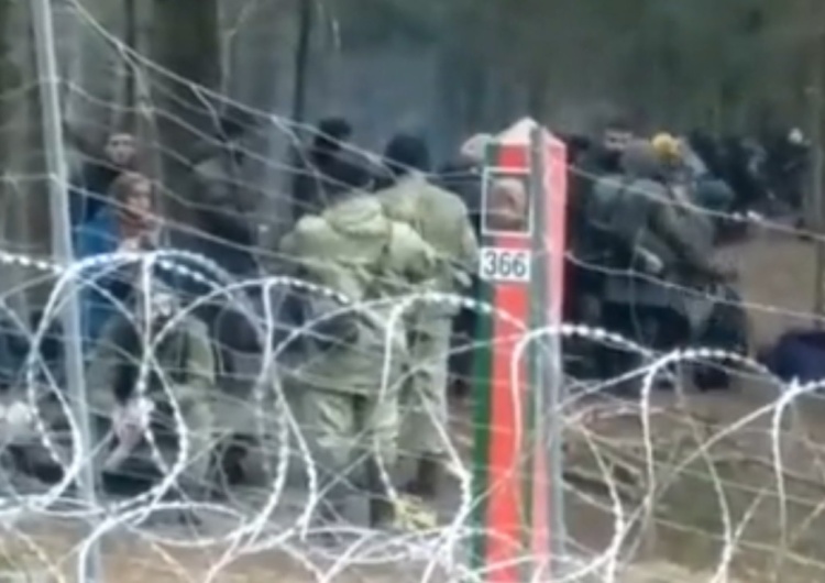  [VIDEO] Białoruskie służby przygotowują migrantów do przekroczenia granicy. SG publikuje nagranie