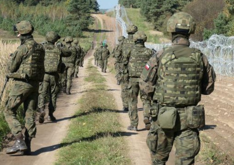 Polskie służby na granicy z Białorusią „W chwilach próby to oni chronią Polaków”. Premier podziękował funkcjonariuszom służb mundurowych