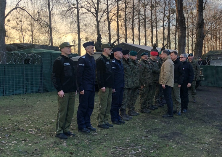 Spotkanie prezydenta i szefa MON z żołnierzami Prezydent spotkał się żołnierzami, policjantami i strażnikami granicznymi