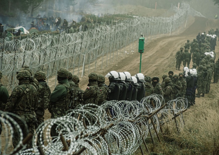 Żołnierze i policjanci pilnujący granicy Białoruscy funkcjonariusze donoszą imigrantom wódkę? Zaskakujące doniesienia znad granicy