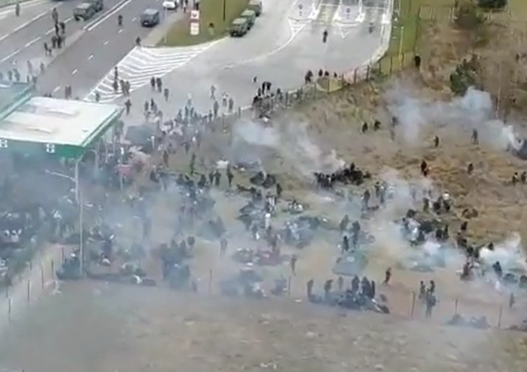  Migranci rozstawiają namioty i palą ogniska przy przejściu granicznym Kuźnica-Bruzgi [VIDEO]