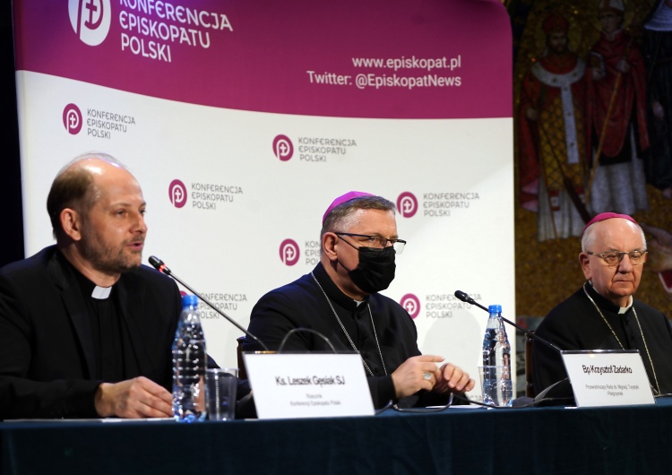 Od lewej: Leszek Gęsiak, Krzysztof Zadarko, Adrian Budzik Bp Zadarko: W chrześcijańskiej tradycji są i obrona granic, i pomoc humanitarna