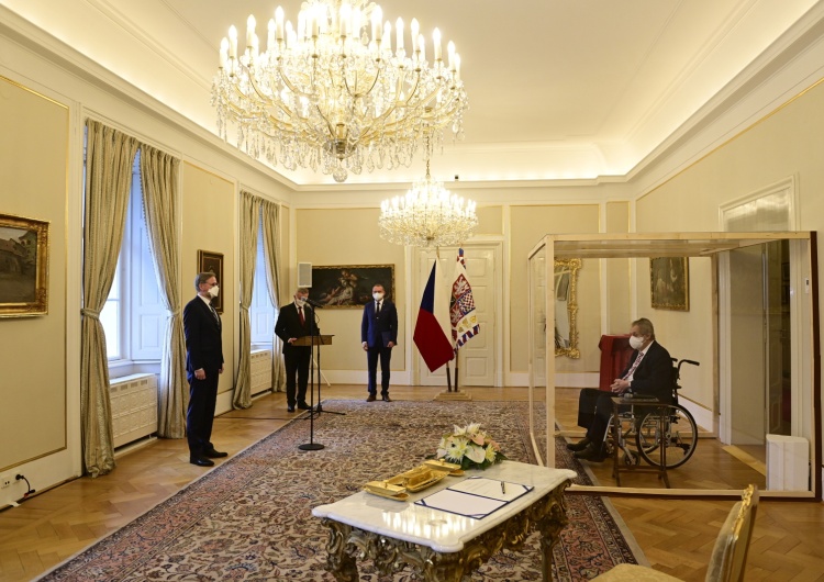  [video] Czechy: Zakażony koronawirusem prezydent mianował premiera ze specjalnej klatki