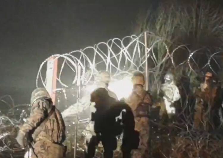  Białoruskie służby pod osłoną nocy uszkodziły ogrodzenie na granicy z Polską. MON pokazało nagranie [VIDEO]