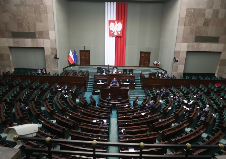 Sejm To była wpadka, nie błąd systemu. Posłanki Żelazowska i Hartwich nie wzięły udziału w głosowaniu przegranym przez opozycje jednym głosem