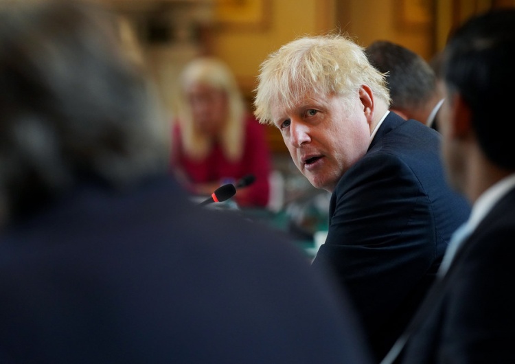 Boris Johnson Ważni politycy zrobili imprezę w szczycie pandemii. Premier przeprasza, ludzie są wściekli