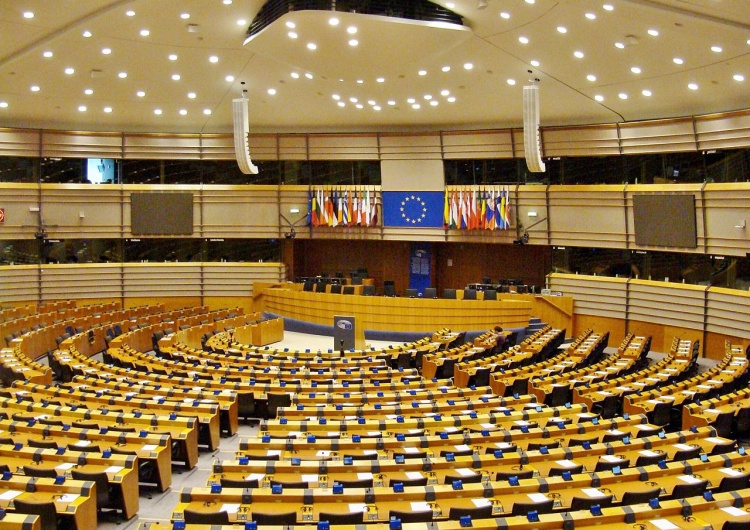 Parlament Europejski w Brukseli PE. Debata o „upolitycznieniu wymiaru sprawiedliwości w Polsce”, a „wolne sądy”… pokazują swoje porozumienie z partiami politycznymi