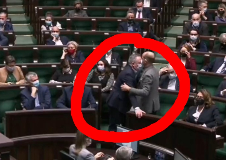 Borys Budka wyprowadza z sali obrad Sejmu Bartłomieja Sienkiewicza [VIDEO] 