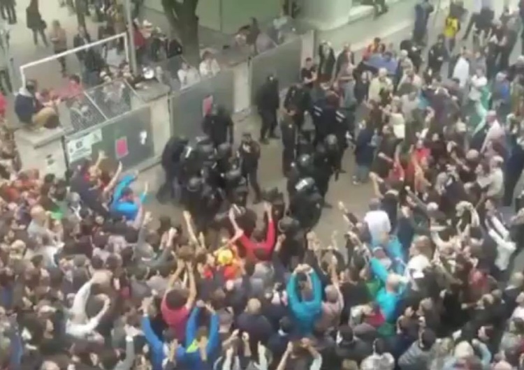  [video] Zamieszki w Katalonii, są ranni. Policja z całego kraju blokuje referendum