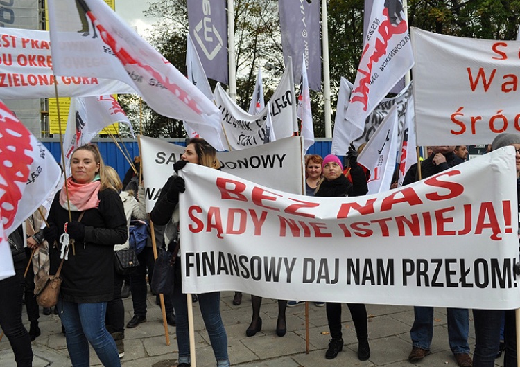 Pracownicy sądów pikietowali przed Sejmem. Walczą o zwiększenie wynagrodzenia
