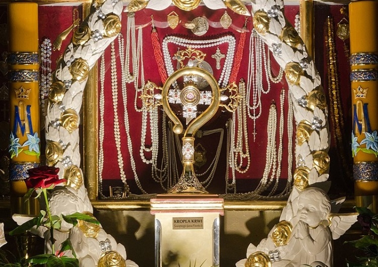 Relikwiarz z ampułką zawierająca krew św. Jana Pawła II; By Jacek Halicki - Praca własna, Skradziono relikwie Jana Pawła II i ks. Jerzego Popiełuszki