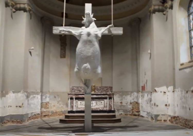  Bluźnierstwo w Belgii: Krowa ukrzyżowana na miejscu Chrystusa... w katolickiej kaplicy!