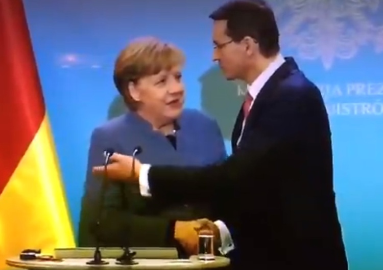 [video] Pamiętacie jak Merkel "kierowała" Kopacz na czerwonym dywanie? Zobaczcie, jak to robi Premier
