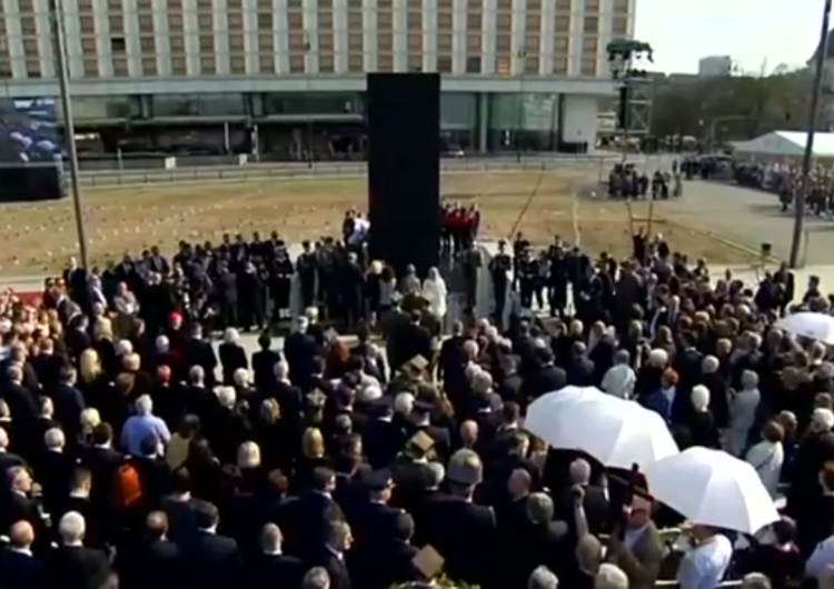  [Nasza relacja] Odsłonięto pomnik ofiar katastrofy smoleńskiej na placu Piłsudskiego