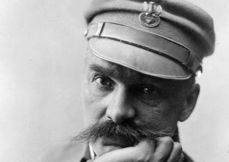  [video] 83.rocznica śmierci Marszałka Piłsudskiego. Kwiaty złożyli m.in premier i przedstawiciele KPRP