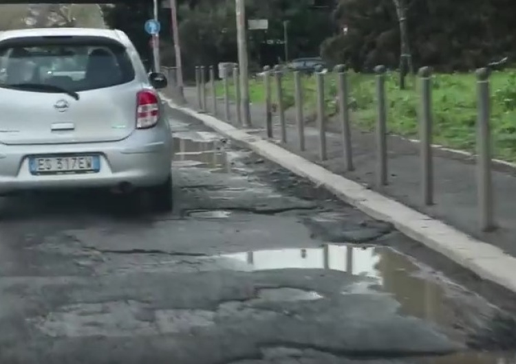  Władze Rzymu płacą rekordowe odszkodowania kierowcom za dziury w jezdniach