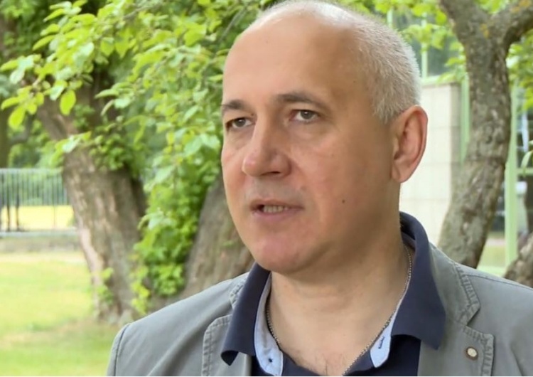 Brudziński wbija szpilkę Szczerbie: Dam wam dobrą radę (chłoptasiowi od wejść bez kolejki do WC również)…