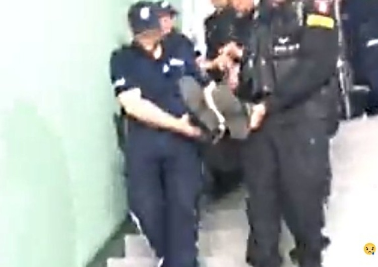 Po akcji policji w KRS. Komentarze dziennikarzy i internautów