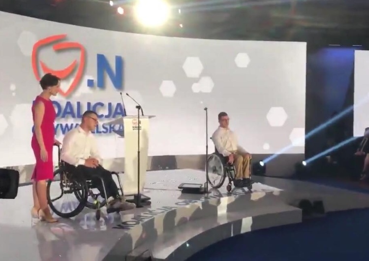  [Konwencja KO] Przemawiają Kuba Hartwich i Adrian Glinka, uczestnicy strajku osób niepełnosprawnych