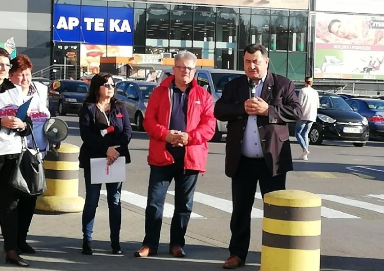  Rzeszów. Solidarność protestuje przed Tesco w obronie przewodniczącej Komisji Oddziałowej Związku