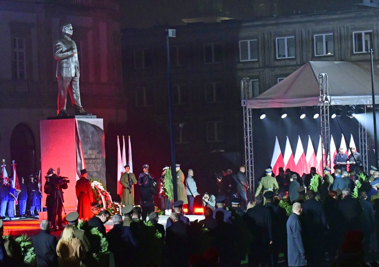  [Nasza Fotorelacja] Pomnik Lecha Kaczyńskiego stanął na placu Piłsudskiego