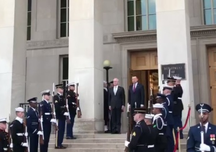  [video] Mazurek Dąbrowskiego na schodach Pentagonu. Min. Błaszczak rozmawia właśnie z gen. Mattisem